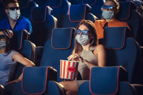 В кинотеатрах запретят курить электронные сигареты и сидеть в грязной одежде